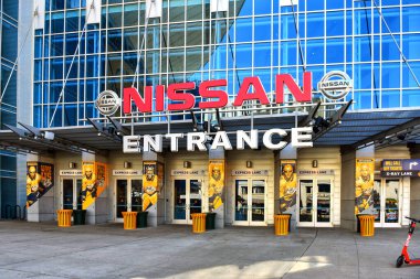 Nashville, TN, ABD - 21 Eylül 2019: Bridgestone Arena 1998 'den beri NHL' nin Nashville Predators 'larına ev sahipliği yapmaktadır. Broadway Caddesi 'nde yer almaktadır, çok sayıda bar ve restoranı olan popüler bir turistik bölgedir..