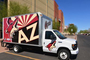 Glendale, AZ, ABD - 25 Şubat 2016: Phoenix şehir merkezinden taşındıktan sonra 2003 yılından beri NHL takımının evi olan Gila River Arena 'nın önünde Arizona Coyotes logosu olan kamyon.