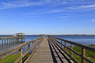 Yaz aylarında Waterfront Park Southport, Kuzey Carolina'da ahşap tahta