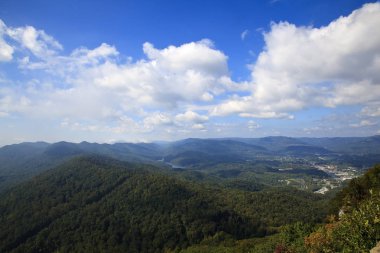 Pinnacle gözden kaçırmak ve kasaba Middlesboro, Ky ile ilgilenen Kentucky dağların görüntülemek