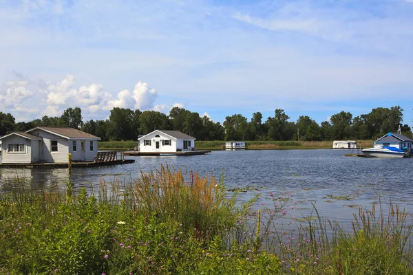 ハウスボートとペンシルベニア州エリー湖の浮動小数点の家 ロイヤリティフリーのストック写真