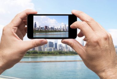 Resim smartphone, seyahat kavramı alarak Chicago
