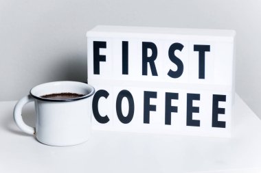 Lightbox emaye Kupası ile ilk kahve metin