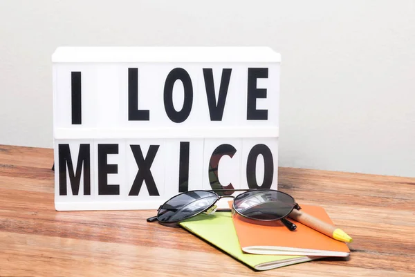 Encanta México Lightbox Gafas Sol Cuaderno Pluma Concepto Viaje — Foto de Stock