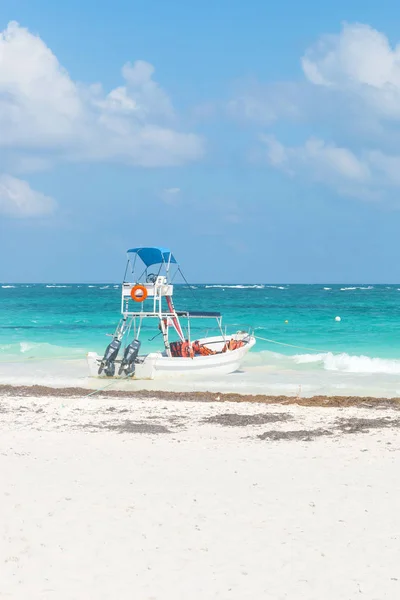 カリブの海でボート 青と緑のリラックスした海 — ストック写真