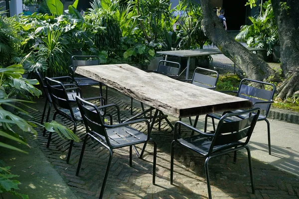 Tuinmeubelen Met Stoelen Houten Tafel — Stockfoto