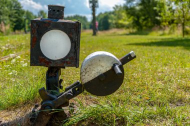 Eski, metal demiryolu semafor, Bialowieza, Polonya. Avrupa tren istasyonu. Bialowieza küçük Polonya şehir ülke. Demiryolu işareti tren. Sonbaharın güneşli gün.