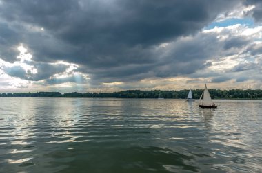 Göl ve hemen önce fırtına Mazury, Polonya birkaç Yatlar