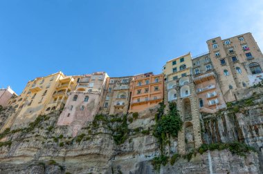 Calabria, İtalya Güney Tropea şehir içinde bir uçurumun üstünde renkli konut