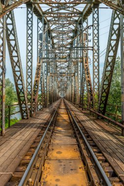 Vistula Nehri Mazovia, Polonya eski metal Demiryolu Köprüsü. Yaşına rağmen hala kullanımda köprüdür