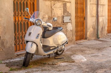 Beyaz eski Vespa retro motosiklet bir küçük çirkin eski sokakta Siena, İtalya'nın Park. Vintage tarzı.