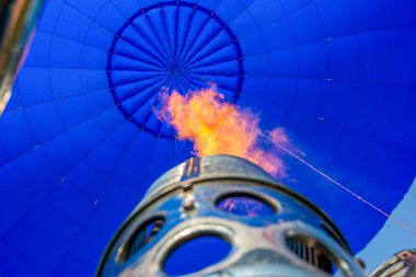 Mavi sıcak hava balonu içinde. bir gaz brülör bir sıcak hava balonu içinde ateş