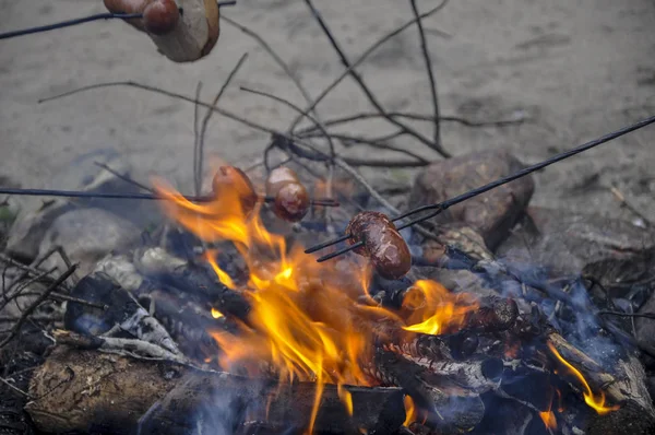 Délicieuses Saucisses Cuites Sur Feu Camp Dans Forêt — Photo