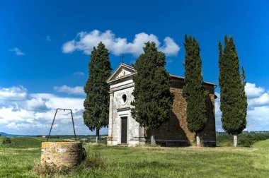 Birçok filmleriyle tanınan küçük bir klasik Şapel Toskana. Güzel yaz güneşli bir gün