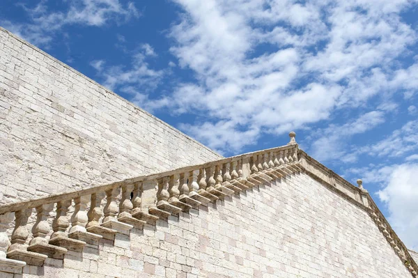 Taş merdivenler mavi gökyüzüne