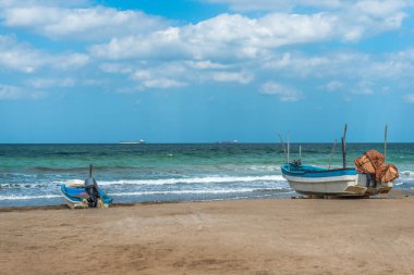 Eski balıkçı teknesi kıyıya çıktı.
