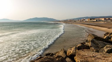 Güçlü okyanus dalgalarının kırılma. Dalgası okyanus yüzeyinin üzerinde. Dalga sığ bir banka tatili. Doğal arka plan hava