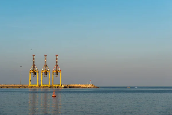 マスカットで つの大きな港のクレーン 静かな港 — ストック写真