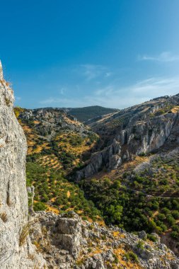 Andalusia yakınındaki parça düşünce uçurumlar ve yüksek kayalar yürüme Zuheros Sierras Subbticas doğal Park