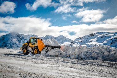 Büyük ön yükleyici yığın büyük kar ile