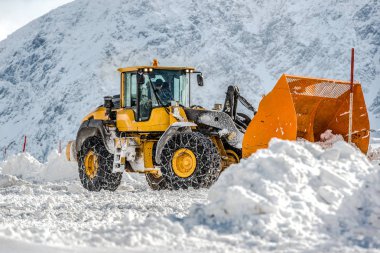 Büyük ön yükleyici yığın büyük kar ile