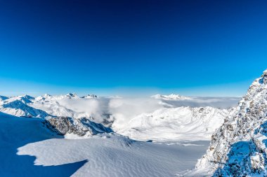 Hills ya da dağlar, Solden, Austria.there açık mavi gökyüzünde bir dizi dağlarda kar çok
