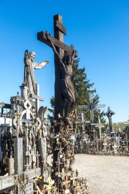 Tepe çarpılar Litvanya, Saulia. İsa'nın büyük bir ahşap heykel