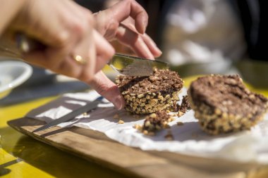 Bıçakla kesilmiş büyük bir Ferrero Rocher Praline.