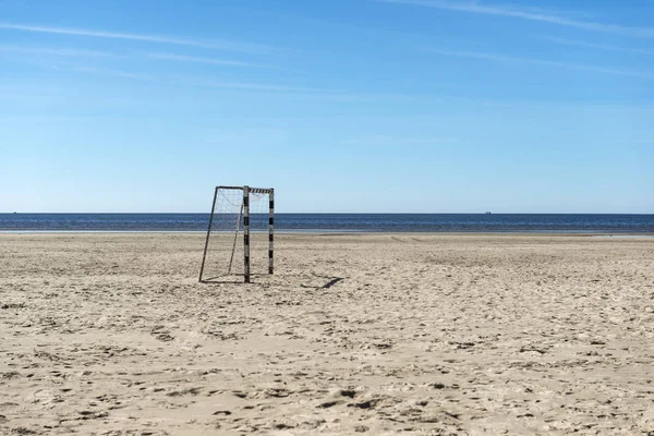 Piłka Nożna Samotny Cel Stojący Plaży Nad Morzem Bałtyckim Obrazek Stockowy