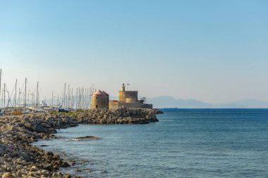 Rodos liman kaldırımda teknelerden palamarla. Ege Denizi görünümünden