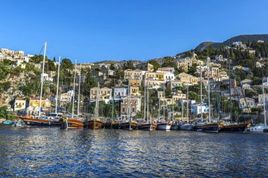 Bağlantı noktası Gialos Symi bir küçük Yunan Adası üzerinde klasik büyük ahşap yatlar demirli