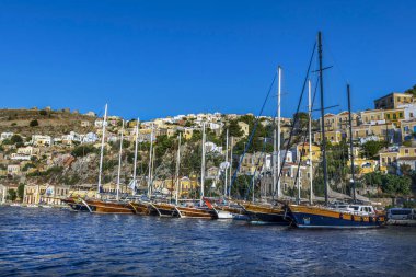 Bağlantı noktası Gialos Symi bir küçük Yunan Adası üzerinde klasik büyük ahşap yatlar demirli