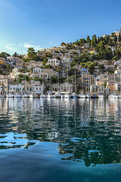 Des Yachts Élégants Chers Blancs Dans Petit Port Vue Entre — Photo