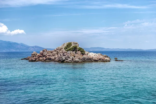 Petit Rocher Saillie Mer Égée Beau Ciel Bleu Eau Azur — Photo