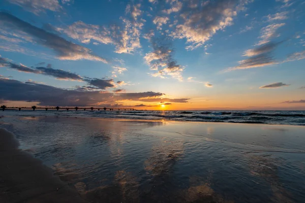 Una Hermosa Puesta Sol Playa Miedzyzdroje Fondo Puede Ver Enorme — Foto de Stock