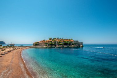 Adriyatik Denizi Karadağ'daki St. Stephan ada. panoramik plaj