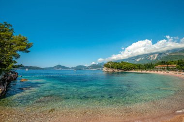 Güzel deniz yaz aylarında koyu. Karadağ, St. Stefan Beach