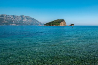 Adriyatik Denizi ile ada Aziz Nikolaos Budva, Karadağ için akşam havadan görünümü