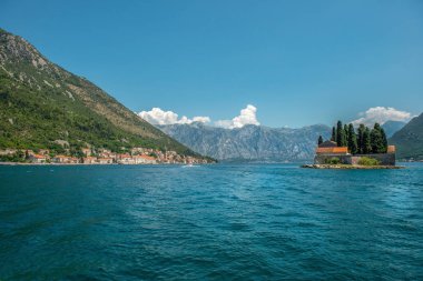 St. Jerzy Ostrw Sveti Dorde adasındaki Perast kasabası ve St. George Benedictine Manastırı manzarası. Kotor Körfezi 'ndeki Perast kıyısındaki iki adadan biri..