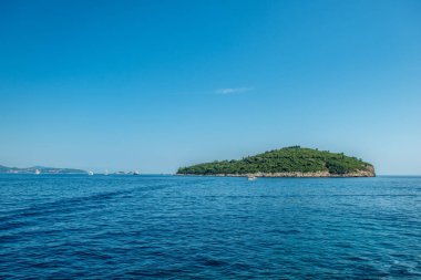 Lokrum, küçük bir ada bulunan Dubrovnik yaklaşık 600m. 'Ada' aşk veya Dubrovnik Bahçe denir. Birçok yollar adanın etrafında az 2 saat içinde almak izin verir