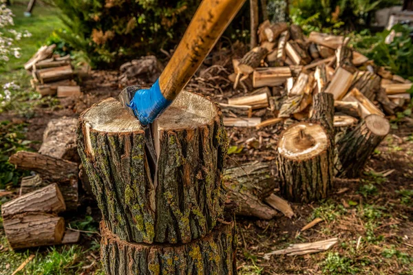 Štípání Dřeva Krbu Pro Vytápění Chladných Zimních Dnech — Stock fotografie