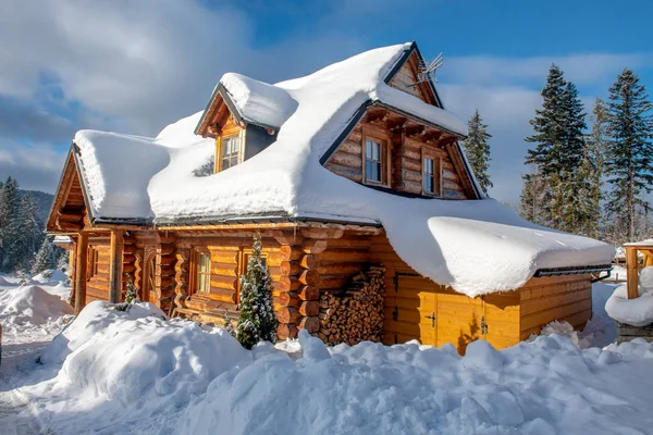 Cabana Madeira Rural Velha Iluminada Pelos Raios Sol Manhã Zakopane — Fotografia de Stock