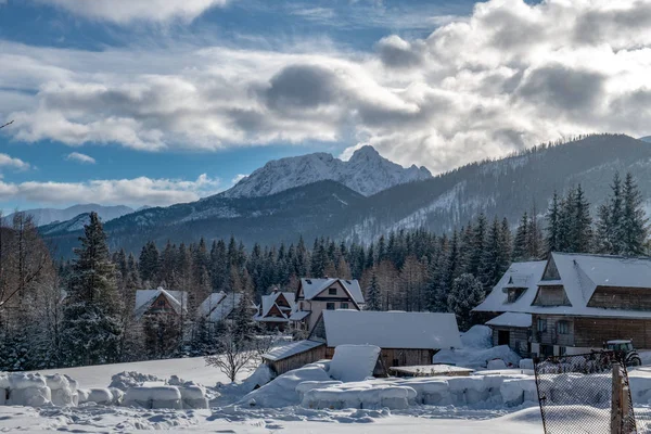 Uma Pequena Aldeia Sopé Das Montanhas Tatra Uma Bela Vista — Fotografia de Stock