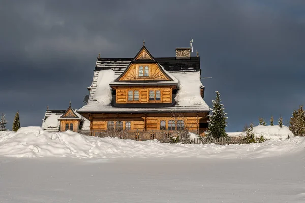 Uma Casa Beira Aldeia Mesmo Antes Tempestade Neve Nas Montanhas — Fotografia de Stock