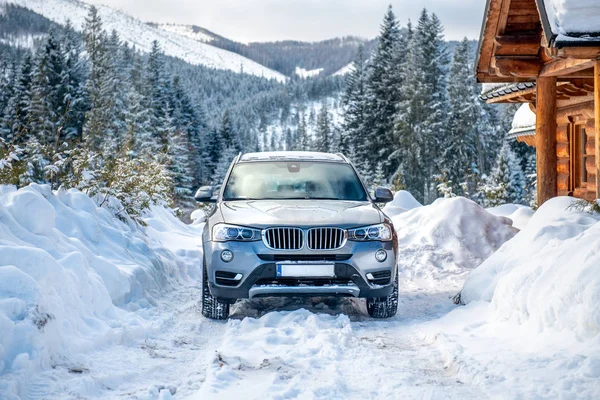 Auto Zaparkované Klasické Zimní Horské Scenérii Hned Vedle Dřevěného Domu Stock Fotografie