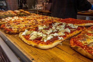 Roma 'da parça parça satılan lezzetli pizzalar. Taze pişmiş, bir sürü ekstra, eşsiz bir tat..