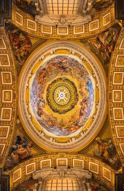 Vatikan 'daki Aziz Peter Bazilikası' nın zengin dekore edilmiş tavanı.