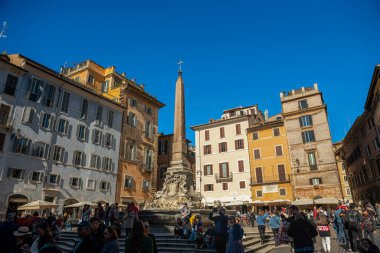 Pantheon yakınlarındaki Rotonda Meydanı 'ndaki tarihi çeşme. Roma, İtalya, Avrupa.