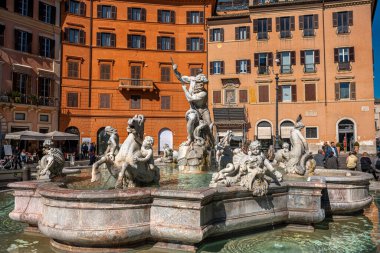 Roma 'daki Navona Meydanı' nda güzel oyulmuş fıskiyeler. Güneşli bir yaz günü. İtalya, Avrupa