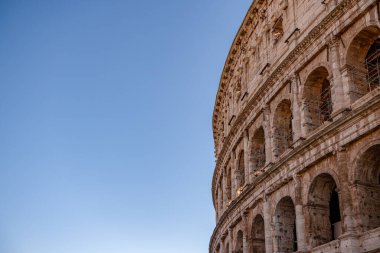 Coloseum 'un tarihi kemerleri bulutsuz gökyüzüne karşı